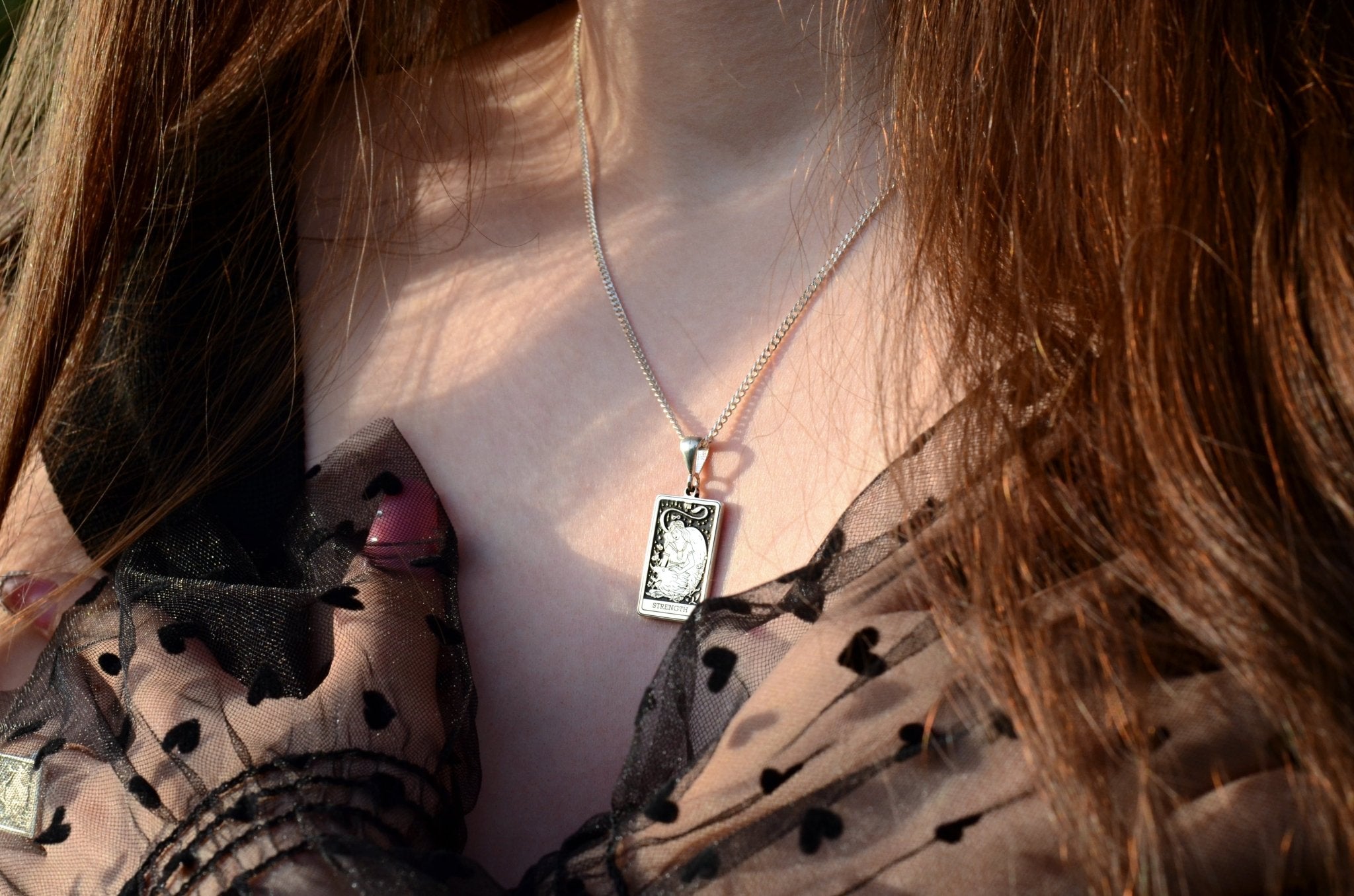 Tarot Halskette „Strength“ aus 925 Silber | Mystischer Tarot Anhänger - Natali Vogel | Schmuck