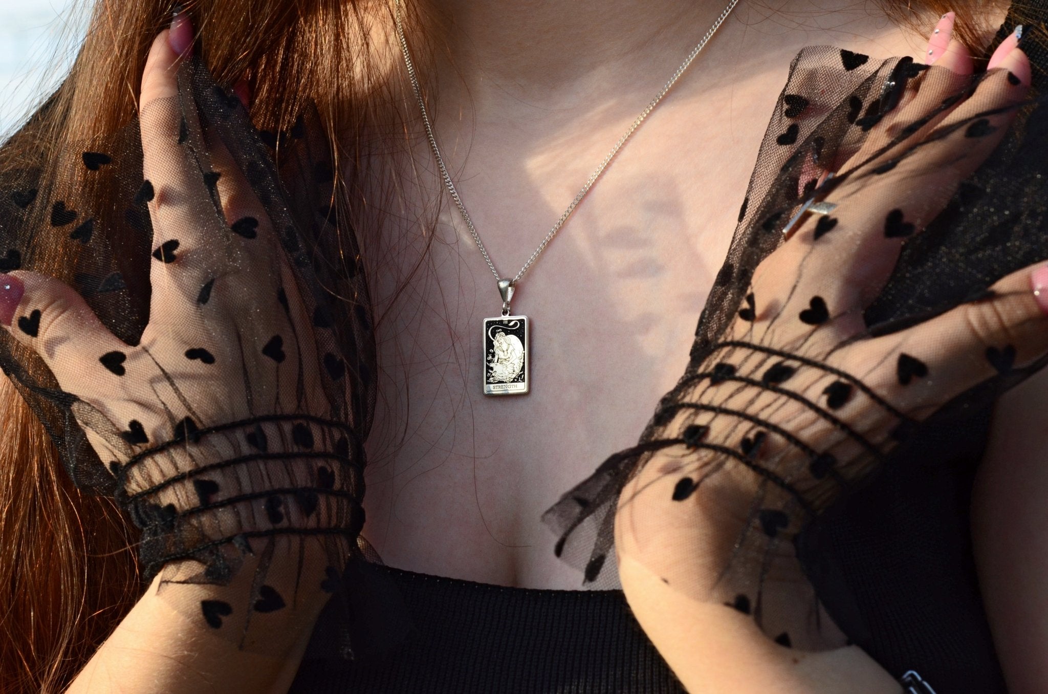 Tarot Halskette „Strength“ aus 925 Silber | Mystischer Tarot Anhänger - Natali Vogel | Schmuck