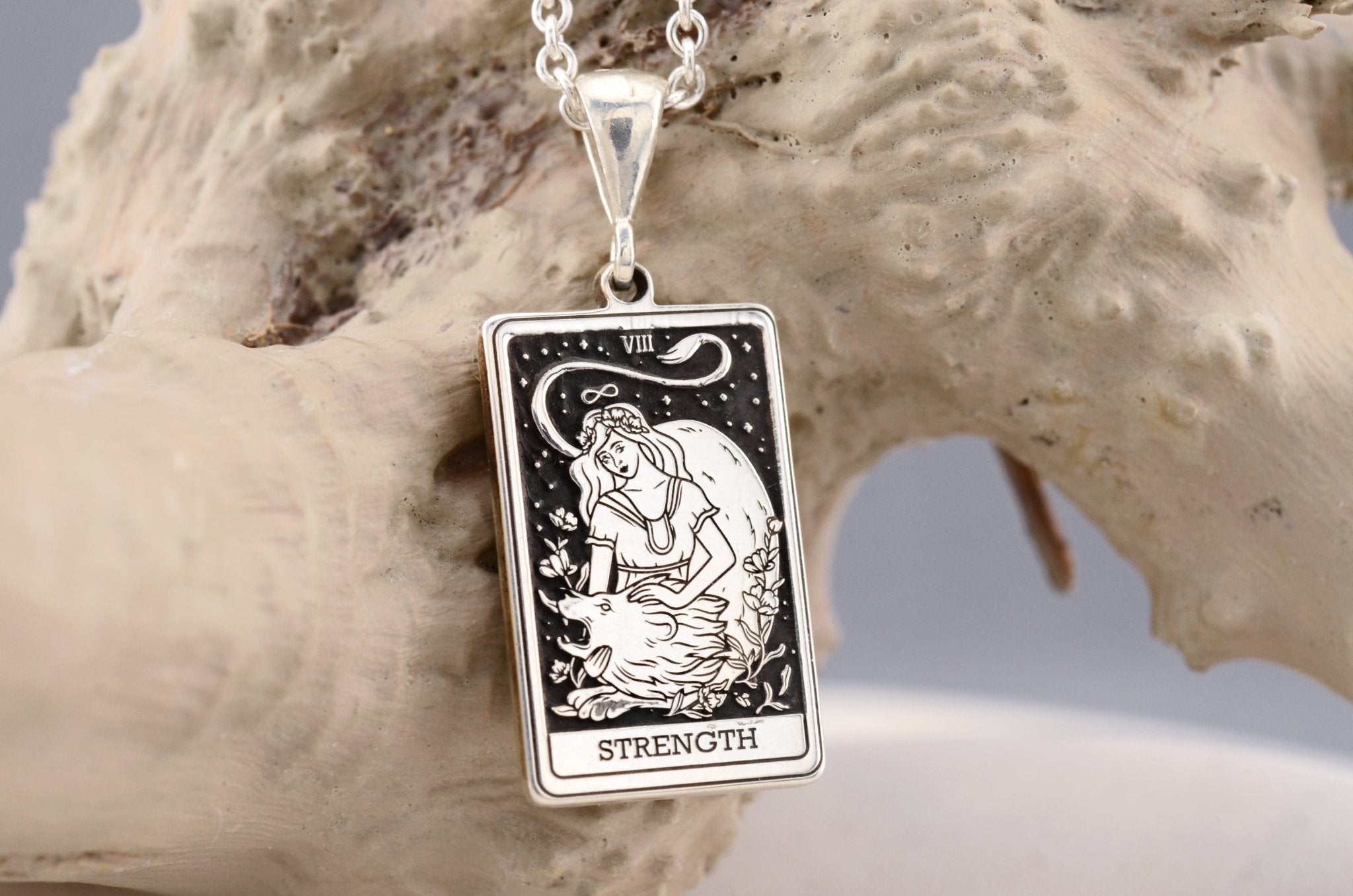 Tarot Halskette „Strength“ aus 925 Silber | Mystischer Tarot Anhänger - Natali Vogel | Schmuck