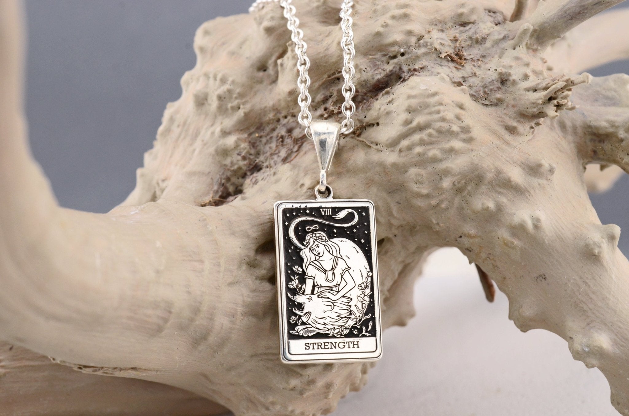 Tarot Halskette „Strength“ aus 925 Silber | Mystischer Tarot Anhänger - Natali Vogel | Schmuck