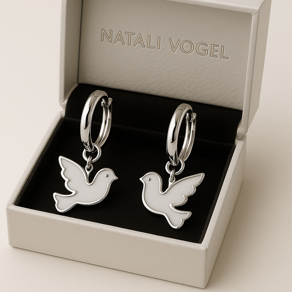 Vergoldete Vogel Ohrringe aus 925 Sterling Silber, Weißemaille Huggie Creolen, Dainty Bird Earrings, Emaille Vogel Schmuck, Minimalistische Creolen - Natali Vogel | Schmuck