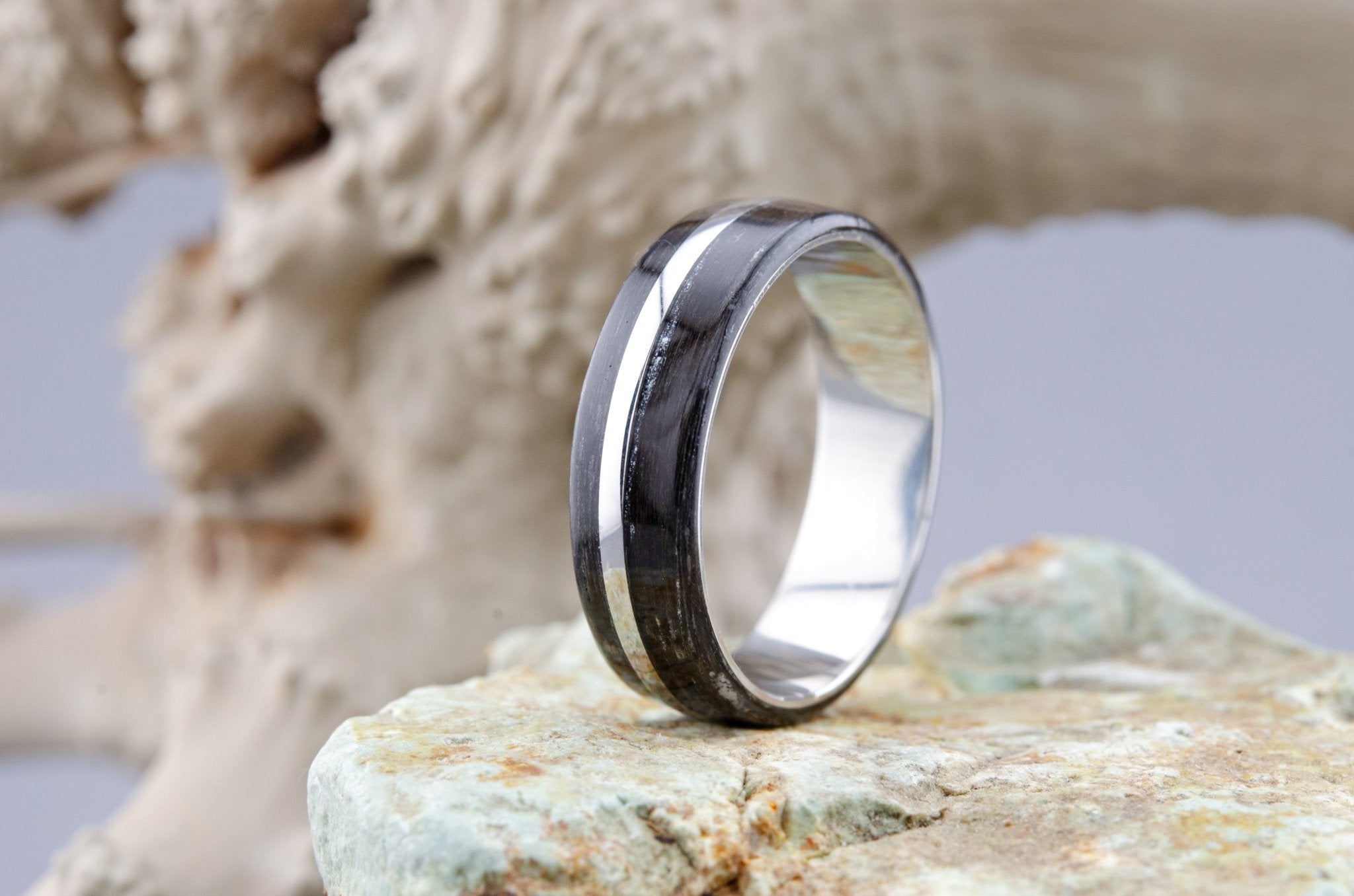 American Walnut Titanium Wedding Mens Ring. Titanium American Walnut Wedding Band, Green Titanium Ring, Mens Titanium Ring with Moss. - Natali Vogel | Schmuck