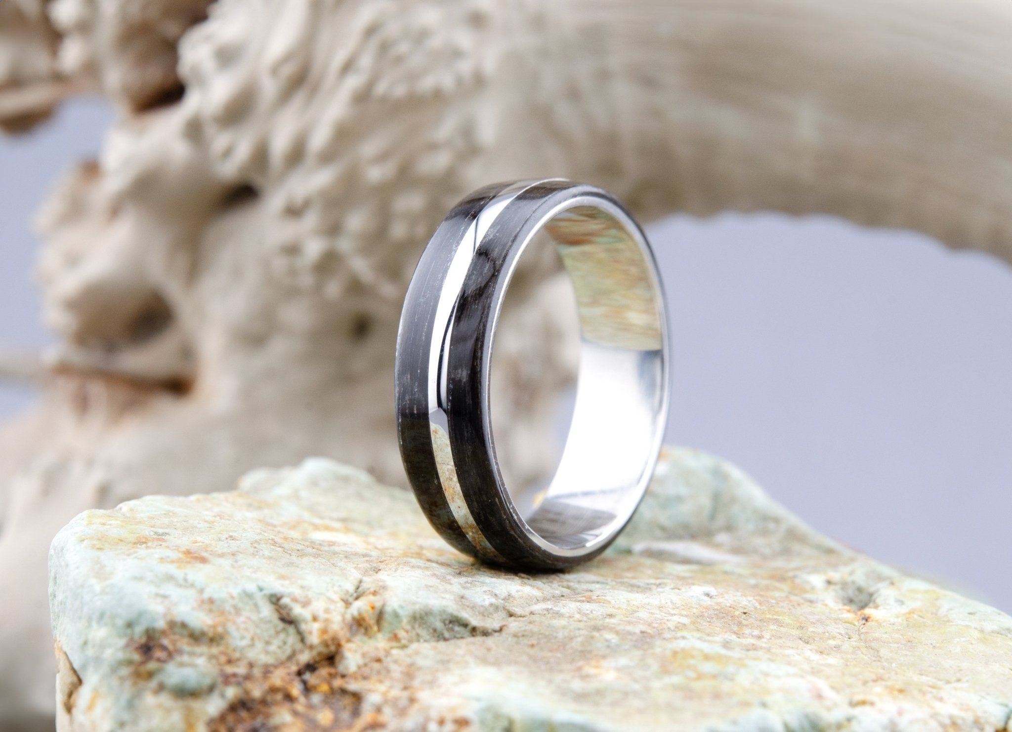 American Walnut Titanium Wedding Mens Ring. Titanium American Walnut Wedding Band, Green Titanium Ring, Mens Titanium Ring with Moss. - Natali Vogel | Schmuck