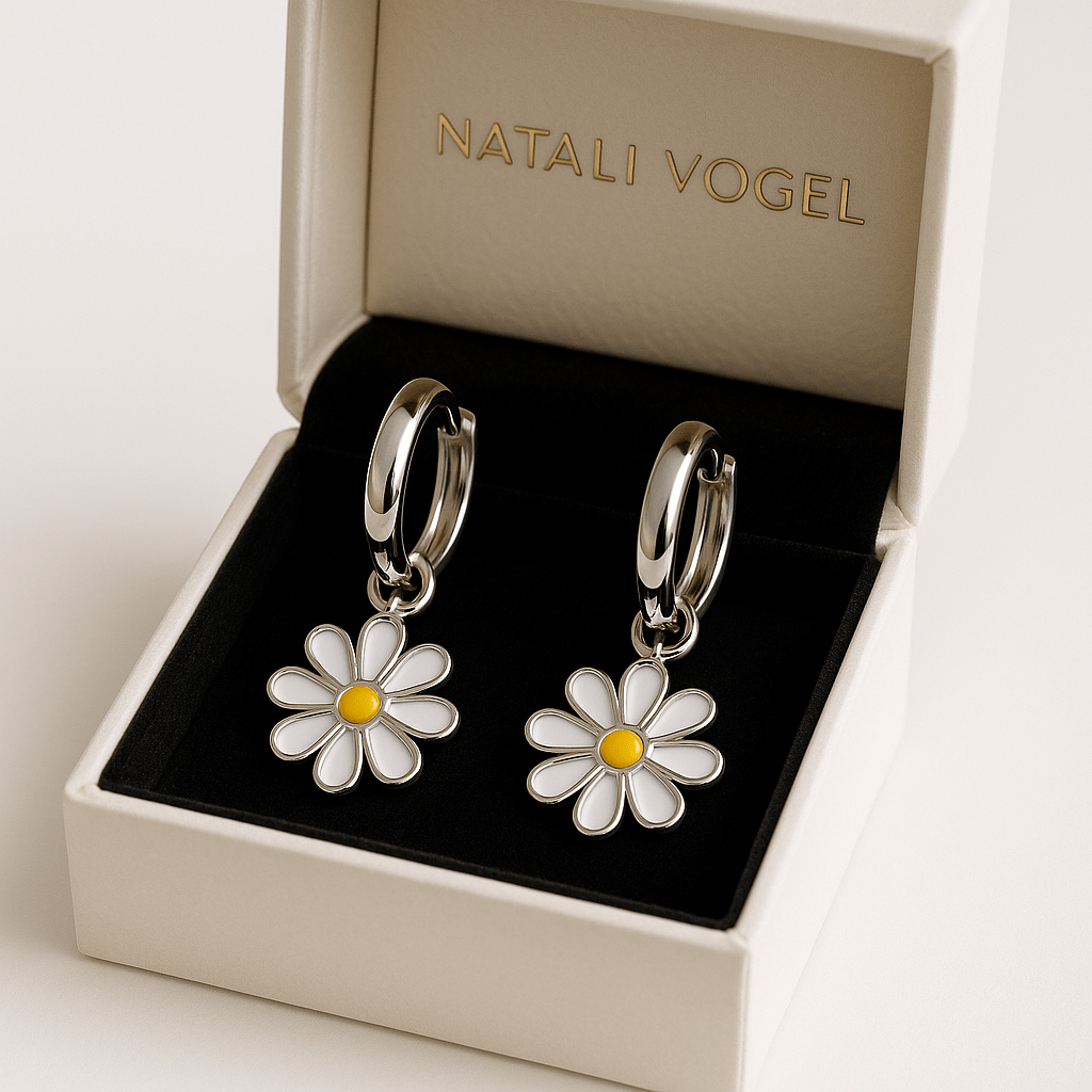 Gänseblümchen Huggie Ohrringe, Weiße Emaille Blumen Creolen, 925 Sterling Silber oder Vergoldet, Zarter Blüten Schmuck, Süßes Geschenk für Sie - Natali Vogel | Schmuck