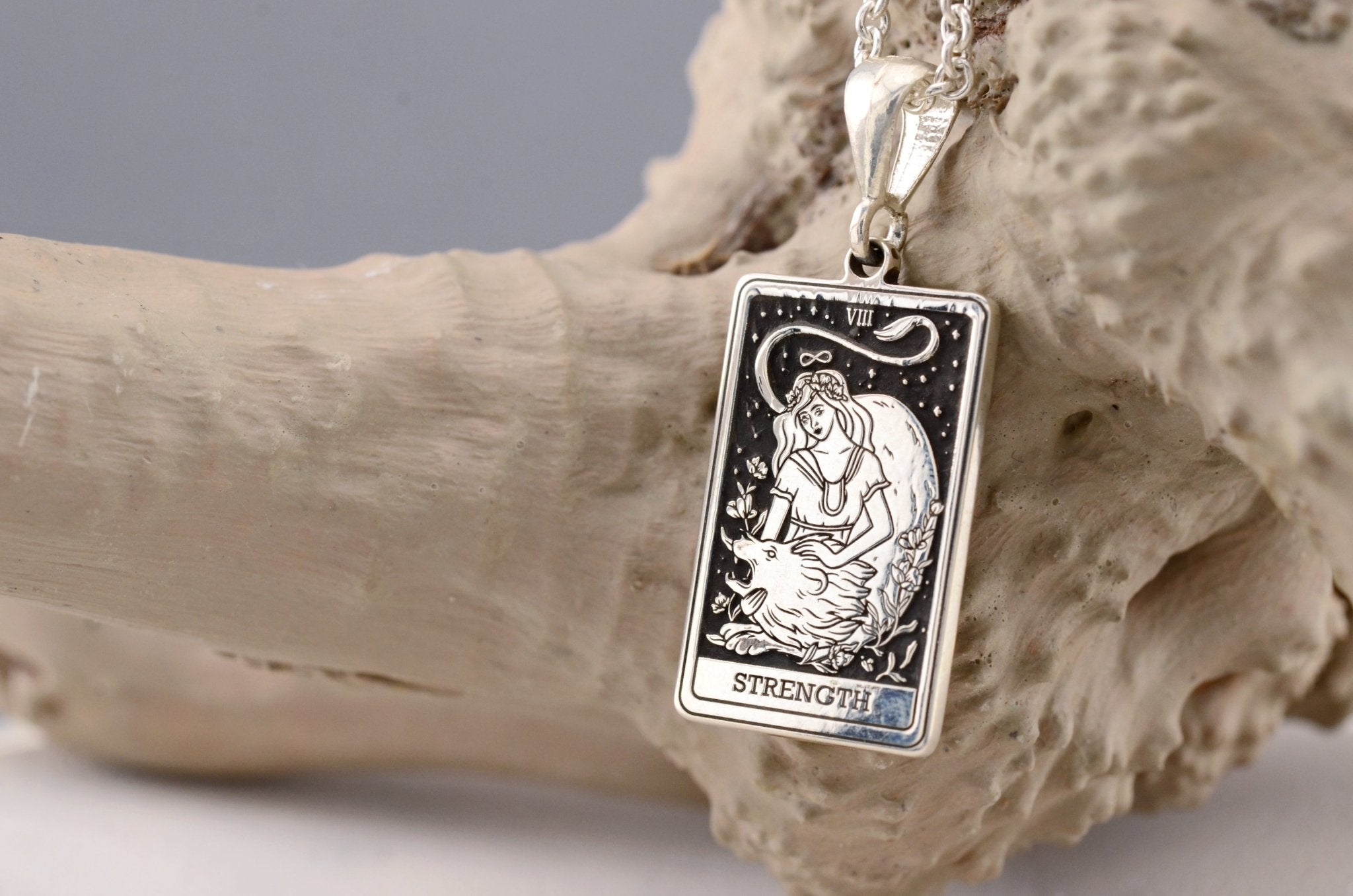 Tarot Halskette „Strength“ aus 925 Silber | Mystischer Tarot Anhänger - Natali Vogel | Schmuck