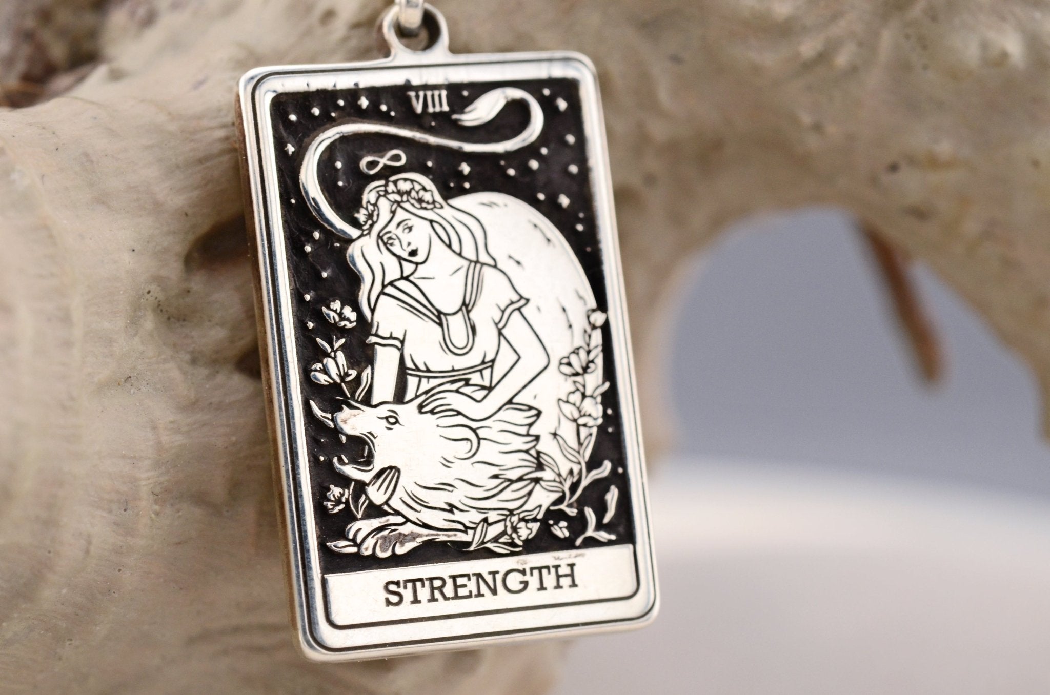 Tarot Halskette „Strength“ aus 925 Silber | Mystischer Tarot Anhänger - Natali Vogel | Schmuck