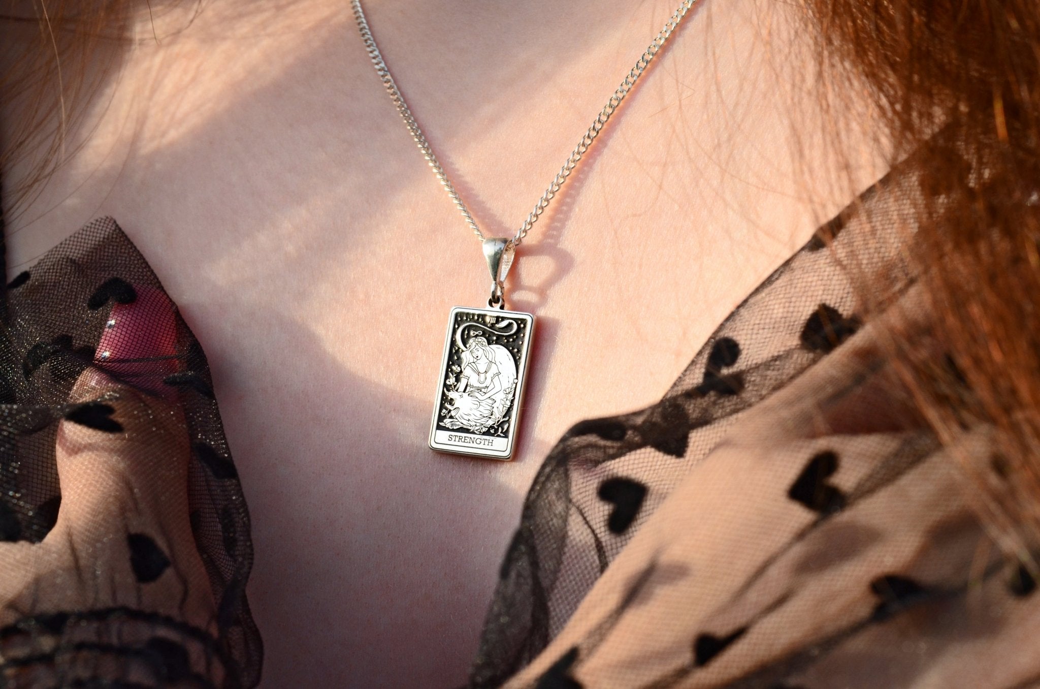 Tarot Halskette „Strength“ aus 925 Silber | Mystischer Tarot Anhänger - Natali Vogel | Schmuck